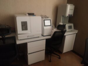 طراحی و اجرای نیروگاه خورشیدی هیبریدی برای لابراتوار تخصصی دندانپزشکی — تحلیل مصرف، سناریوهای فنی و راهکارهای پایداری انرژی